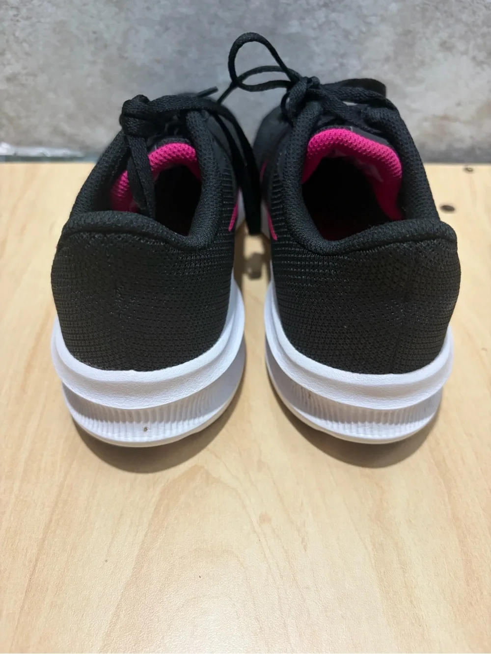 Nike Downshifter 11 'Black Fireberry' women's running shoe size 6.5